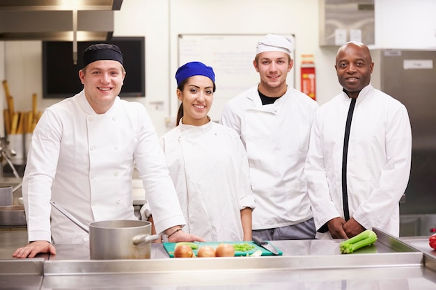 Echipă culinară în acțiune